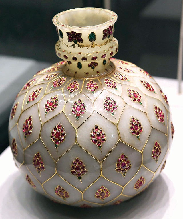 Hookah reservoir made of white jade and inlaid with gold, ruby, and emeralds. Deccan, India, 17th-18th century