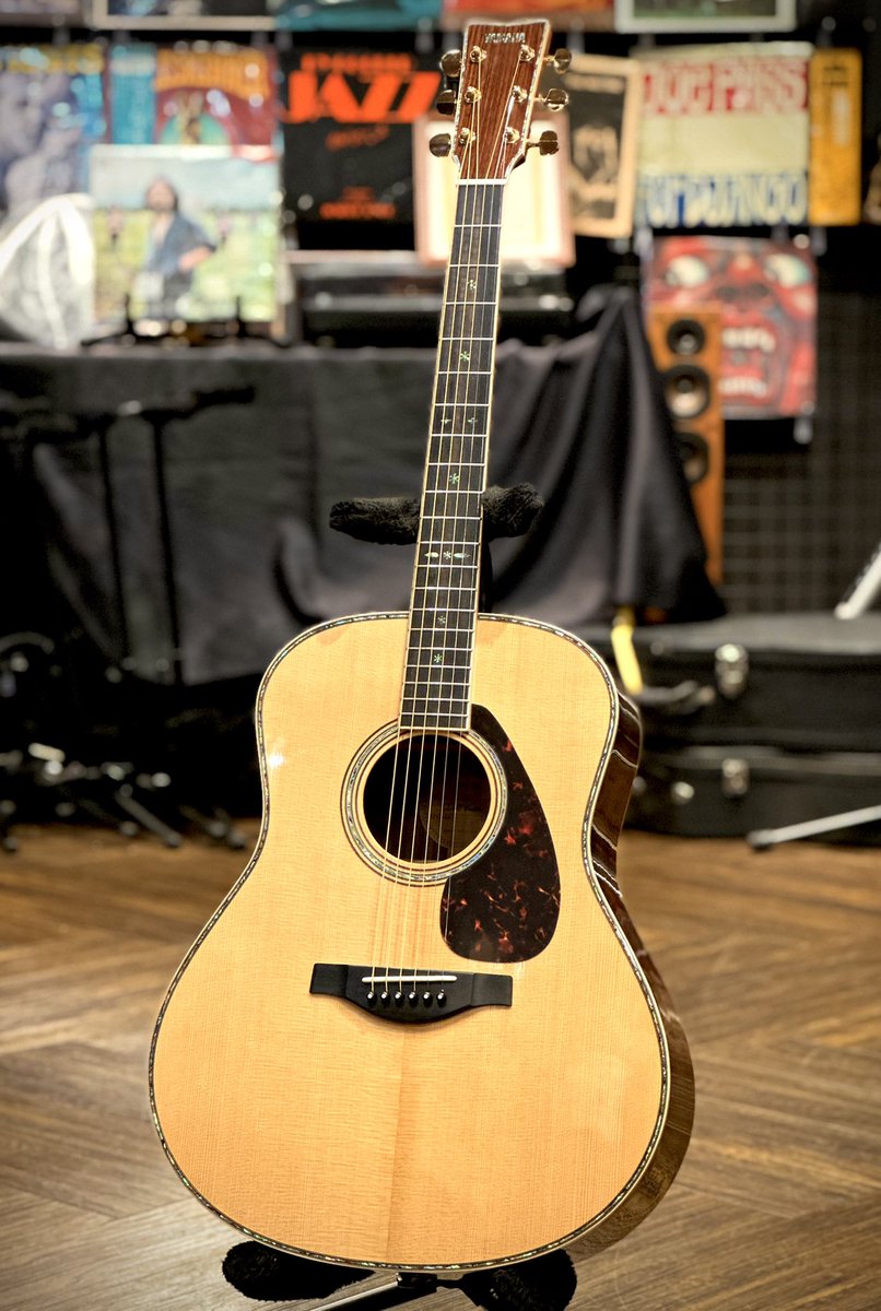 1484ssbs's tweet photo. 【LL56custom入荷！】

YAMAHAの最高峰モデルが入荷致しました！

現在オーダーストップしている為次いつ出会えるか分かりません！

商品ページ作成中！

#YAMAHA
#LL56
#アコギ https://t.co/Sb5pHUntb1