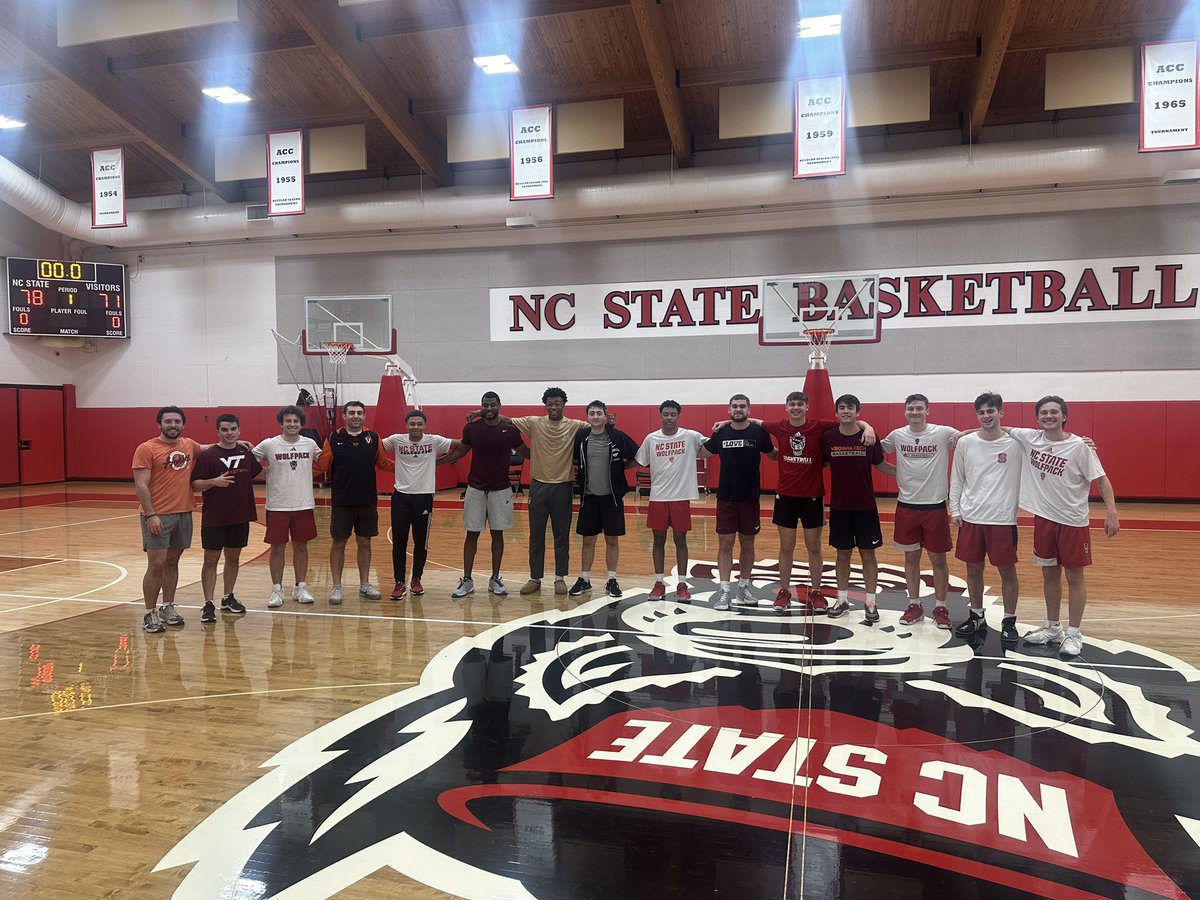 NCSUManagers's tweet image. Another Dub. 🐺🐺🏀‼️

Your Wolfpack Managers improve to 4-3 on the season as they defeat Virginia Tech 78-71. 

Thanks to @VTMBBManagers for coming out!  #GoPack 

@ManagerGames_ @JayBilas @debbieantonelli
