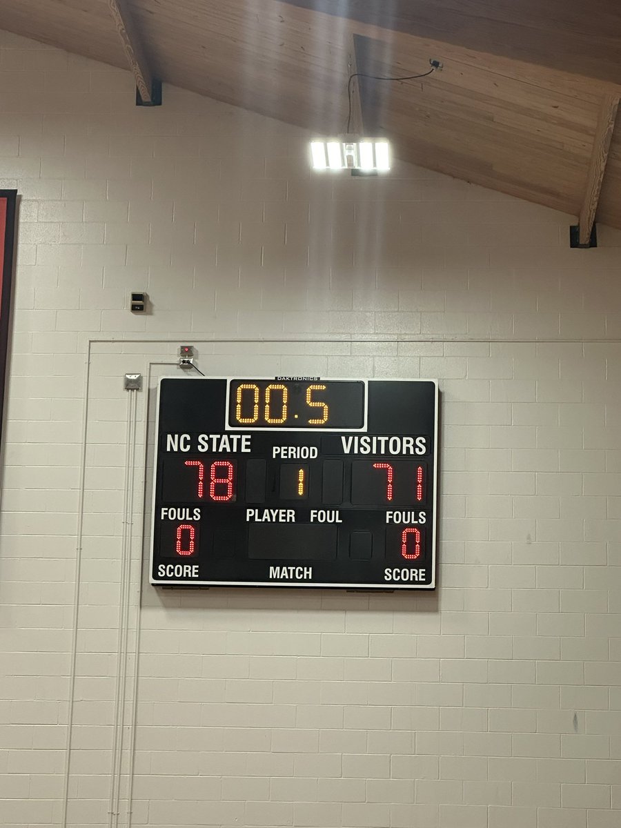 NCSUManagers's tweet image. Another Dub. 🐺🐺🏀‼️

Your Wolfpack Managers improve to 4-3 on the season as they defeat Virginia Tech 78-71. 

Thanks to @VTMBBManagers for coming out!  #GoPack 

@ManagerGames_ @JayBilas @debbieantonelli