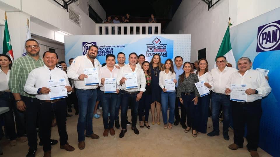 PanYucatan's tweet photo. ¡SE REGISTRAN LAS Y LOS PRECANDIDATOS A DIPUTADOS FEDERAL DEL #PANYUCATÁN✅!

Junto a familiares y militantes recibimos el registro como Precandidatos a Diputados Federales por los Distritos: 

1.- Esteban Abraham Macari 
2.- @JULIANZACARIASC 
4.- @isabelrdzh 
6.- @victorlozanop https://t.co/34VW4v8e4u