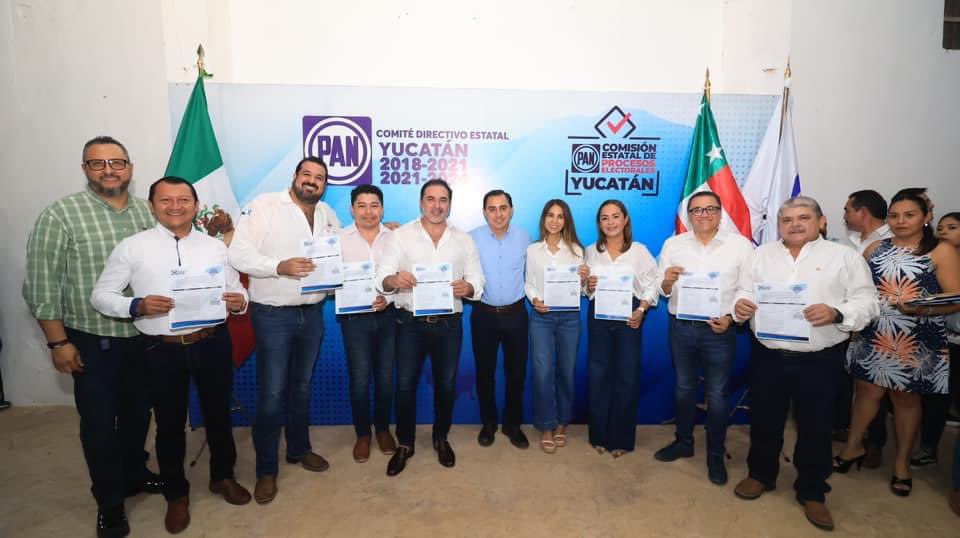 PanYucatan's tweet photo. ¡SE REGISTRAN LAS Y LOS PRECANDIDATOS A DIPUTADOS FEDERAL DEL #PANYUCATÁN✅!

Junto a familiares y militantes recibimos el registro como Precandidatos a Diputados Federales por los Distritos: 

1.- Esteban Abraham Macari 
2.- @JULIANZACARIASC 
4.- @isabelrdzh 
6.- @victorlozanop https://t.co/34VW4v8e4u