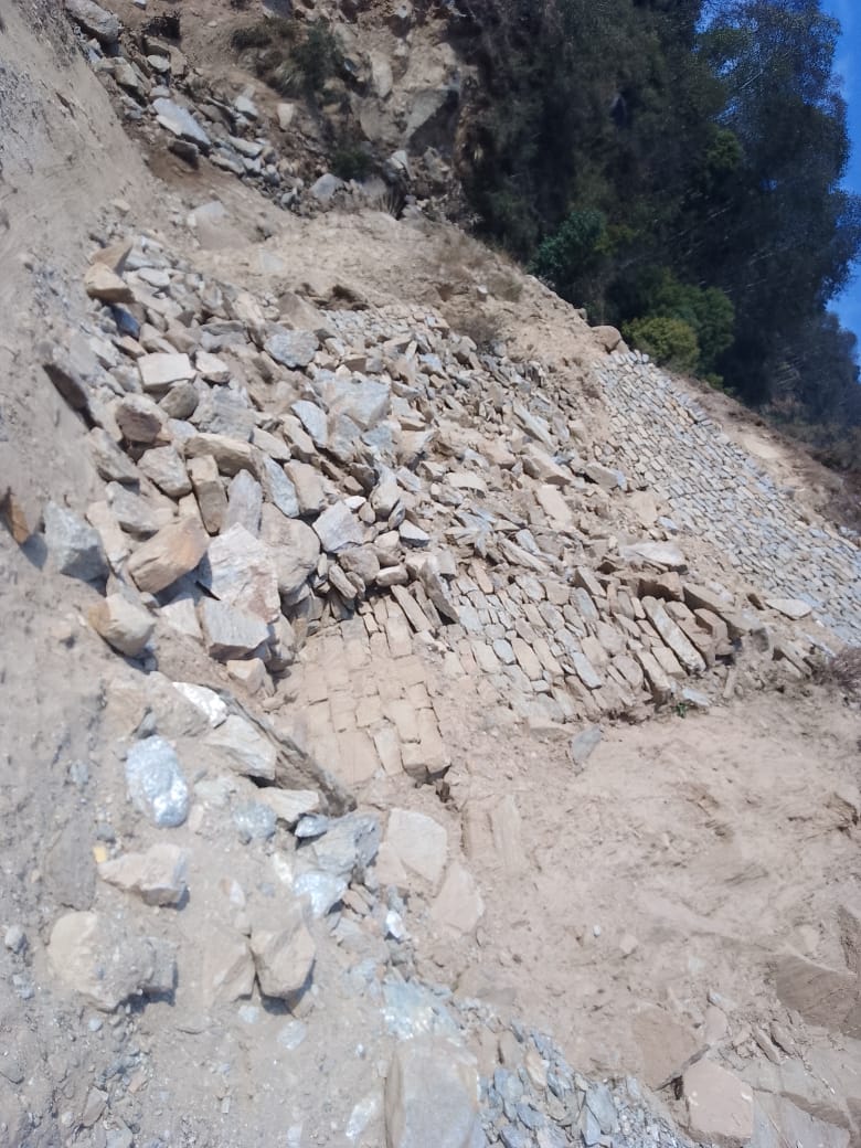 PHarkotia's tweet image. प्रधानमंत्री सड़क योजना के अन्तर्गत तलाई से हरकोट (BG)(उत्तराखंड)तक बन रही रोड  वर्तमान में  तलाई(सूपी)से हरकोट तक लम्बाई लगभग  4,775 किलो मीटर में निर्माणधीन मोटर मार्ग का निर्माण कार्य 17,10,2020को भूमि पूजन के साथ शुरू हुआ  16,10,2021 तक पूरा नहीं हो पाया है 
#NoRoad No vote