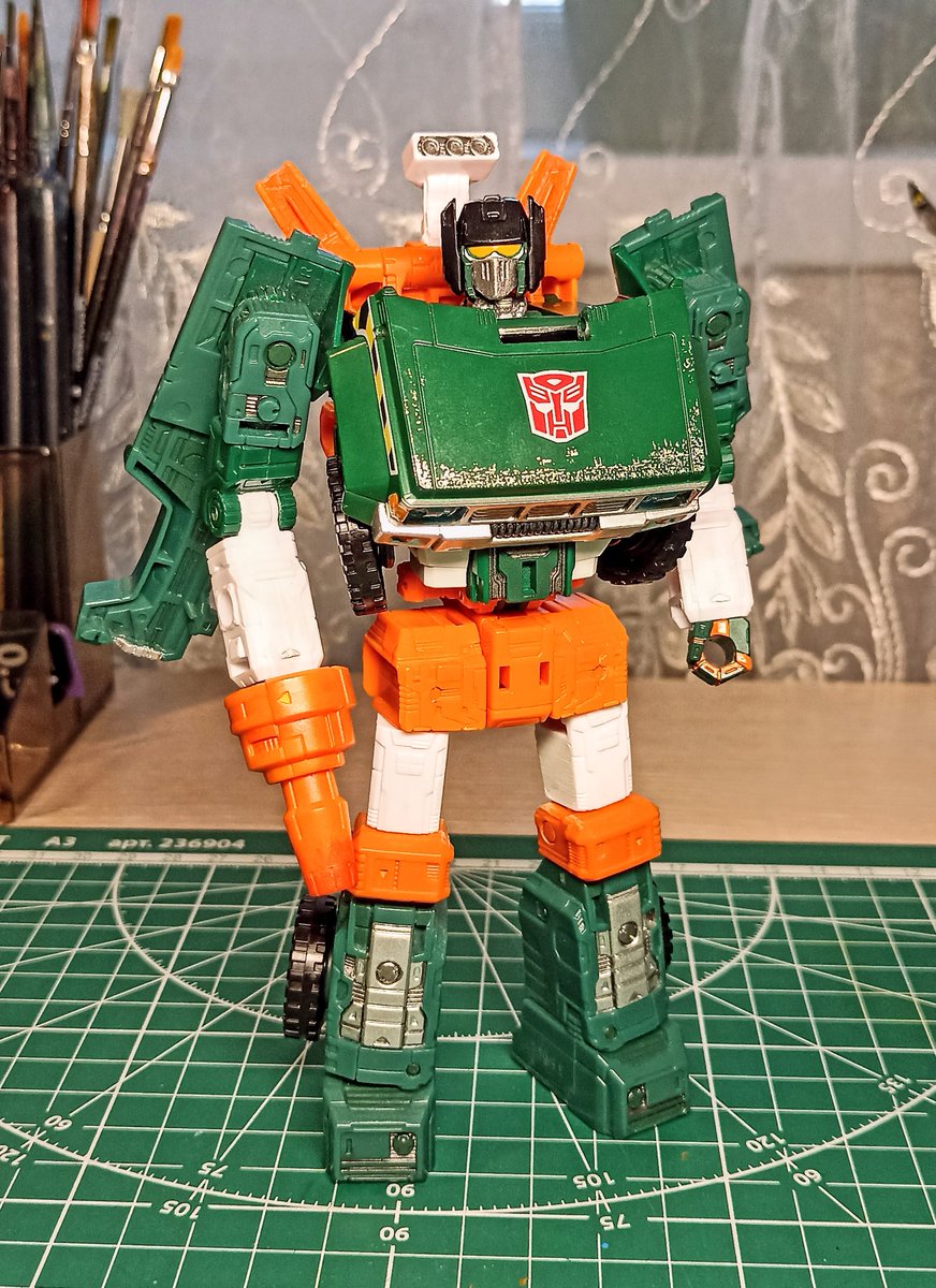 Interferencer_'s tweet image. For a while I wanted to sell my ER #Hoist figure, 'cause I just couldn't think how to *really* customize him.

But recently I finally got one idea: to remake his kibble-belly into buff chest!

Now I definitely have no regrets letting him stay. 

#Transformers #maccadam