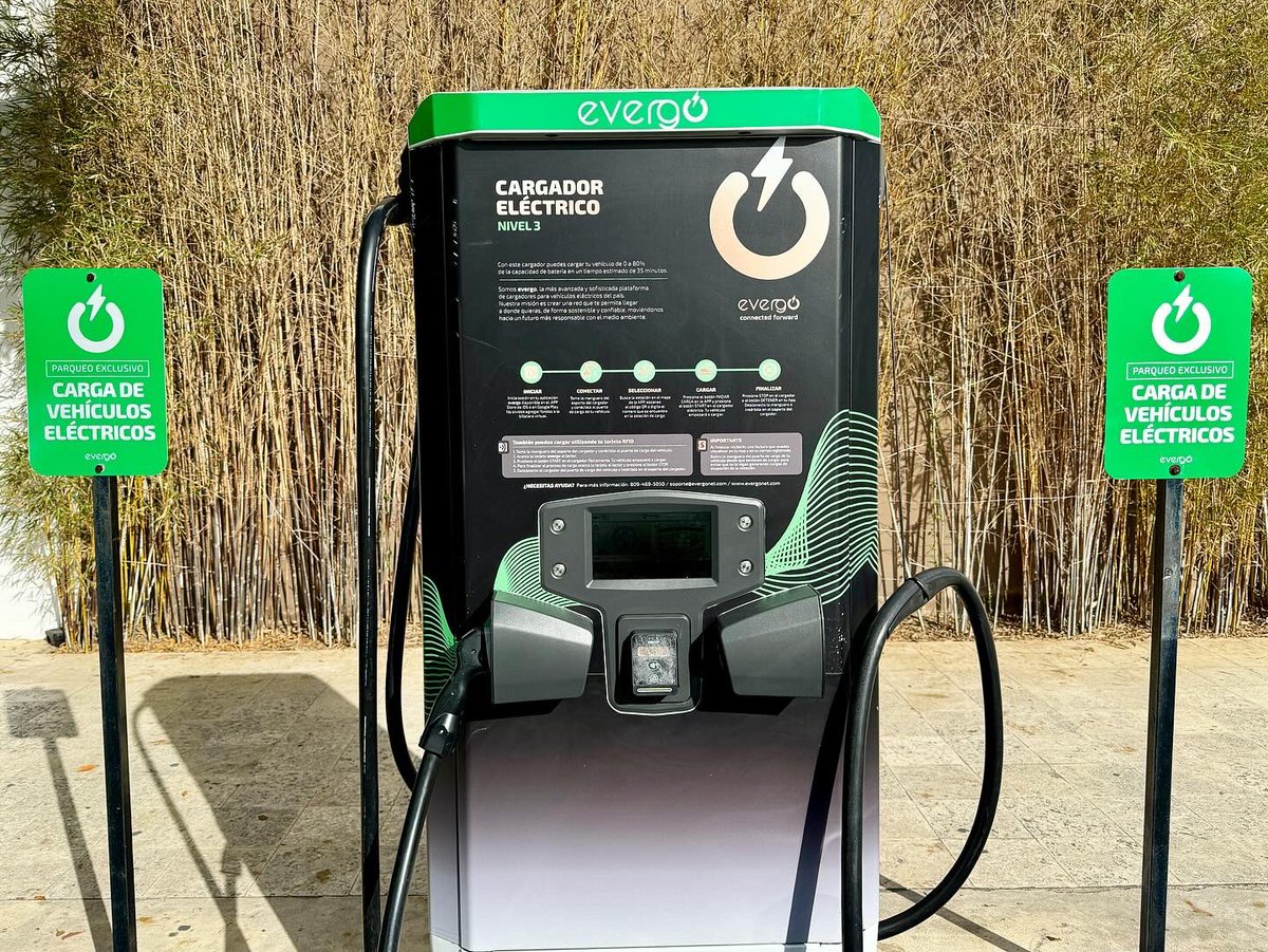 rogercullman's tweet photo. Was surprised to see a ⚡️ Mercedes EQS ⚡️at an #EV charger at a mall in Punta Cana, Dominican Republic a couple of days ago #evergo #mercedeseqs https://t.co/8Adm6o6kGl
