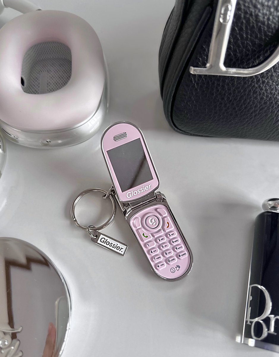 hwangholic's tweet photo. wts lfb ph

glossier flip phone keychain la exclusive w/ dustbag - 1850

reply/dm to claim 💌 https://t.co/AnAyOdKNV2