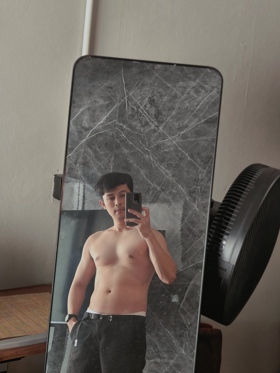 Yo_Kanakorn's tweet photo. 3 วันนี้ออกกำลังกายหนักมาก 😂
คนอื่นไปออกให้ผอม แต่เราไปออกให้อ้วน https://t.co/B8k0QSao0Q