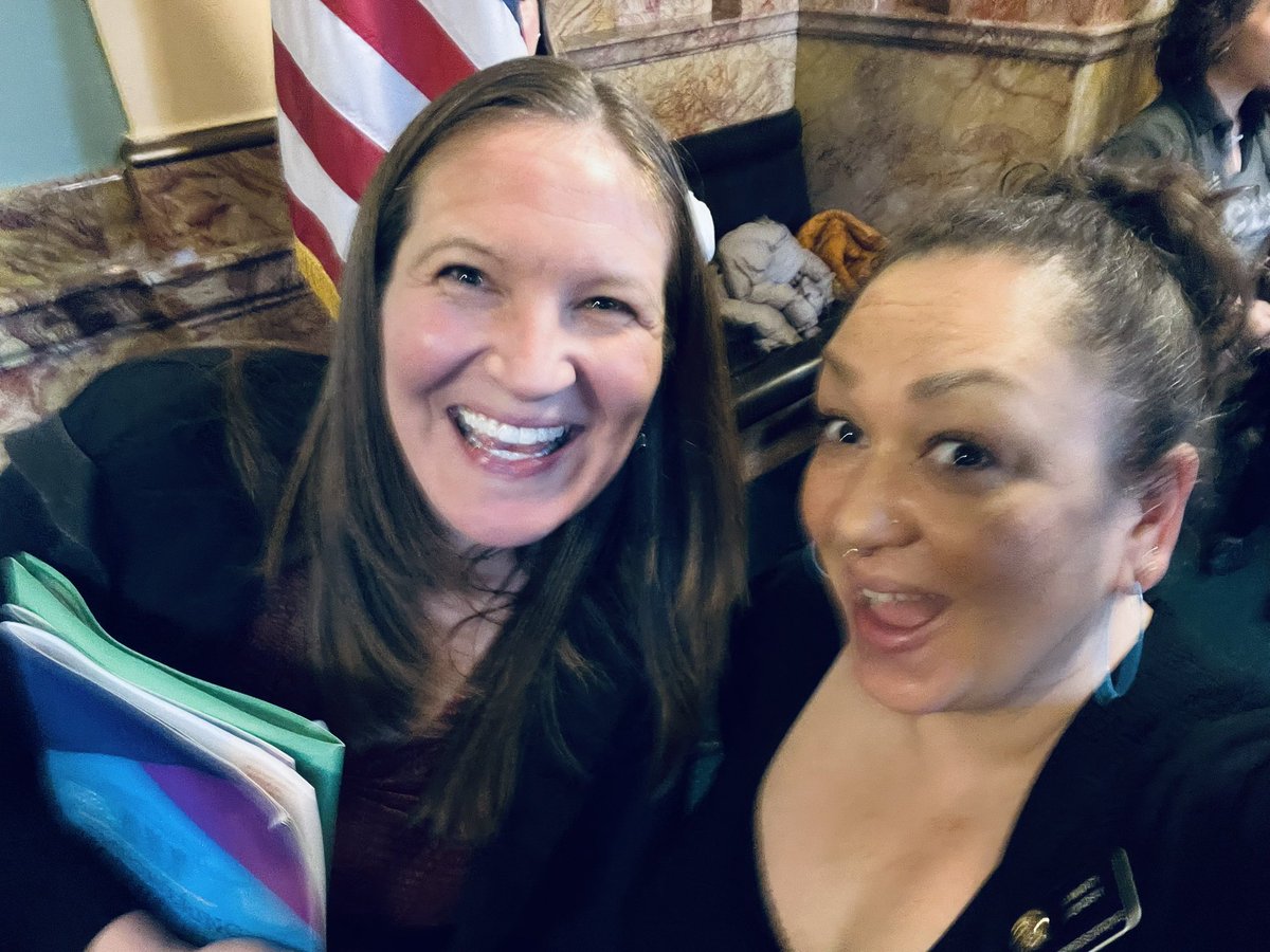 MandyforCO's tweet image. Was happy to see my friend (and fellow resident of #HD42) @LinneaInAurora today, who is the president of the Aurora Education Association. Happily signed a pledge to do my part to fully fund schools. They’re a clever bunch with the bracelet, I tell ya.😉 @coauroraea #eras #coleg