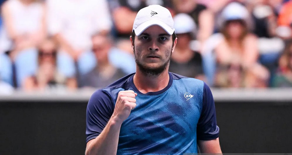 Wow!

Former Juniors #1 Miomir Kecmanovic saves 2 match points in the 4th set tiebreak and beeats 2023 semifinalist Tommy Paul 6-4, 3-6, 2-6, 7-6(7), 6-0 to reach the last 16 of the #AusOpen for the 2nd time in 3 years.

Lost 6 (!) points in the 5th set.

Awaits Alcaraz or Shang