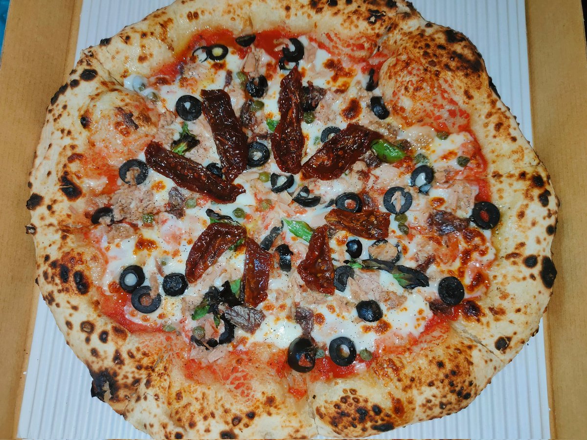 AmVIPloy's tweet photo. ฝากร้าน Pizza Napoli ค่ะ ขายบน Grab อย่างเดียว ขายช่วงเย็นจนแป้งหมด (แป้งมีจำกัดต่อวัน) ช่วงไหนออเดอร์เข้าเยอะทำไม่ทันจะปิดแอพไว้ก่อนเพราะทำคนเดียวค่ะ🥹 https://t.co/34uHvzBbid 
#พัทยา #อร่อยบอกต่อ #อร่อยจนต้องรีวิว #พิซซ่า #pizza #pizzapattaya #pattayapizza #pattaya https://t.co/JWfpgLzIS7