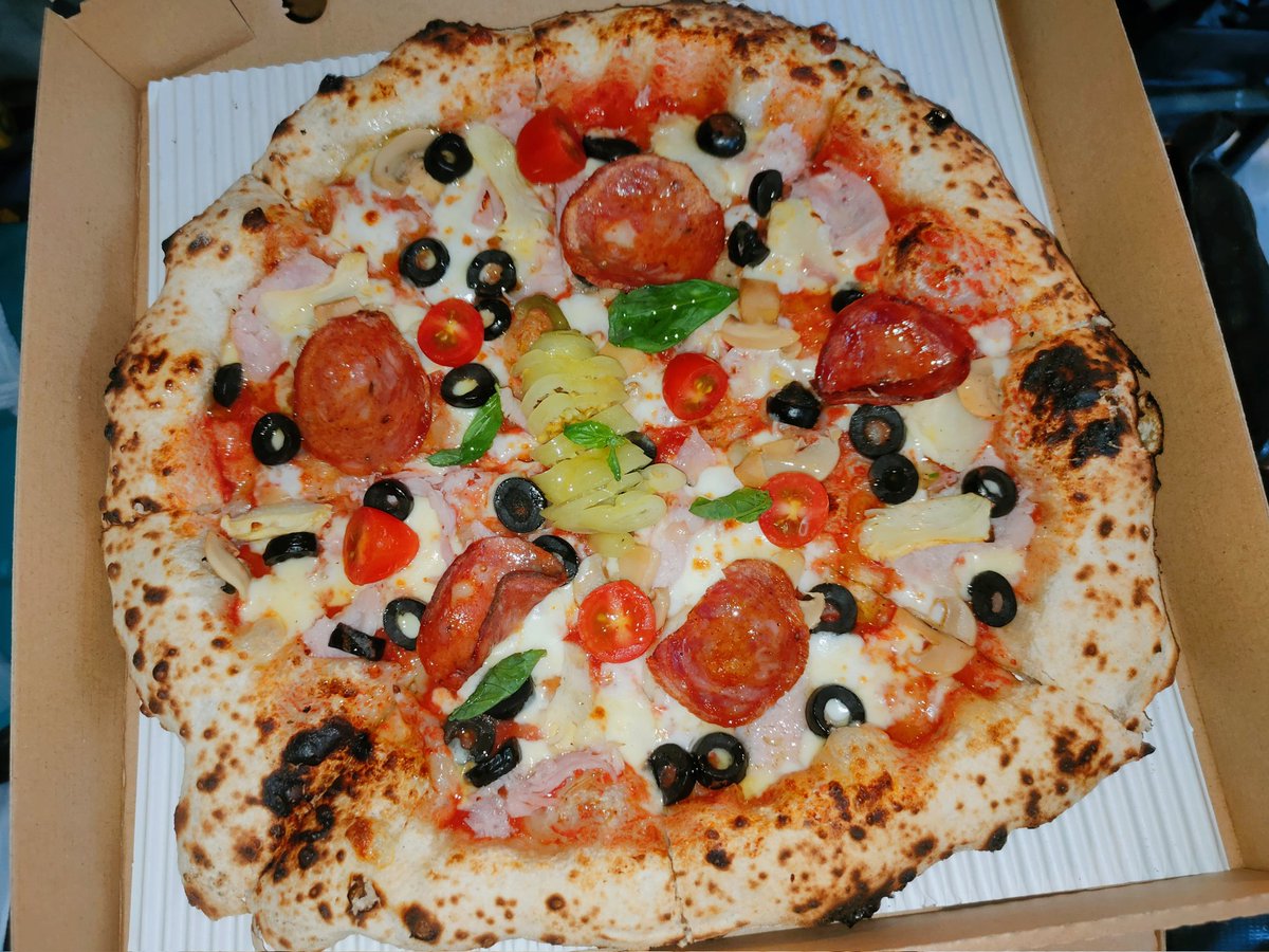 AmVIPloy's tweet photo. ฝากร้าน Pizza Napoli ค่ะ ขายบน Grab อย่างเดียว ขายช่วงเย็นจนแป้งหมด (แป้งมีจำกัดต่อวัน) ช่วงไหนออเดอร์เข้าเยอะทำไม่ทันจะปิดแอพไว้ก่อนเพราะทำคนเดียวค่ะ🥹 https://t.co/34uHvzBbid 
#พัทยา #อร่อยบอกต่อ #อร่อยจนต้องรีวิว #พิซซ่า #pizza #pizzapattaya #pattayapizza #pattaya https://t.co/JWfpgLzIS7