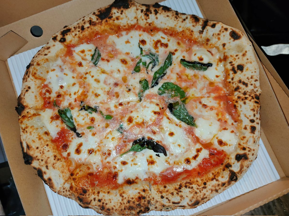 AmVIPloy's tweet photo. ฝากร้าน Pizza Napoli ค่ะ ขายบน Grab อย่างเดียว ขายช่วงเย็นจนแป้งหมด (แป้งมีจำกัดต่อวัน) ช่วงไหนออเดอร์เข้าเยอะทำไม่ทันจะปิดแอพไว้ก่อนเพราะทำคนเดียวค่ะ🥹 https://t.co/34uHvzBbid 
#พัทยา #อร่อยบอกต่อ #อร่อยจนต้องรีวิว #พิซซ่า #pizza #pizzapattaya #pattayapizza #pattaya https://t.co/JWfpgLzIS7