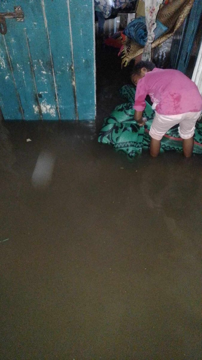 FijiNDRMO's tweet photo. Flashflooding has again been recorded in parts of the Central Div due to the continuous heavy rain recorded in the last few hours.

🚨STAY AWAY &amp; REFRAIN from crossing or driving into flooded roads, rivers, walkways &amp; crossings‼️

For Help 📞 @fiji_force on 917 &amp; @NFAFiji on 910 https://t.co/LQDkXF4nqa