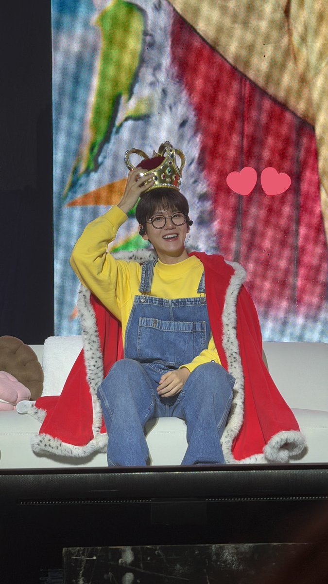 xunhuas's tweet photo. Minion King Byun Baekhyun and his sea of minions at his ‘Snack Party’ fanmeeting today! 👑✨ https://t.co/40UjriRnAx