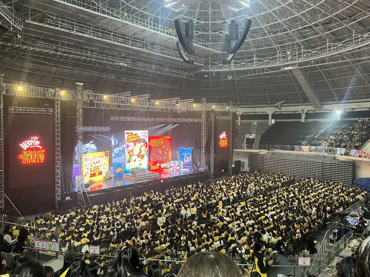 xunhuas's tweet photo. Minion King Byun Baekhyun and his sea of minions at his ‘Snack Party’ fanmeeting today! 👑✨ https://t.co/40UjriRnAx