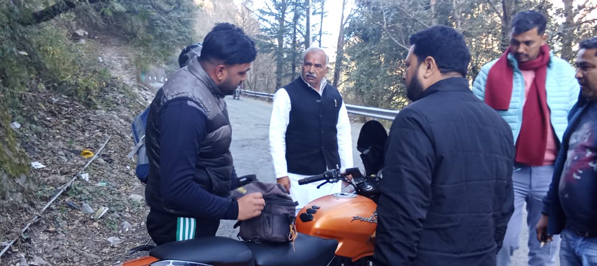 TheArvindPandey's tweet image. आज बेतालघाट, जनपद नैनीताल जाते समय मार्ग में दुर्घटनाग्रस्त बाइक सवार युवक का हाल चाल जाना और यथासंभव मदद की। इस संतोषजनक है कि युवक ठीक है।
 
सभी से अपील करता हूँ कि दुर्घटनाग्रस्त लोगों, असहायों की हरसंभव सहायता करें। 

#LetsHelp | #Betalghat | #Nainital | #Uttarakhand