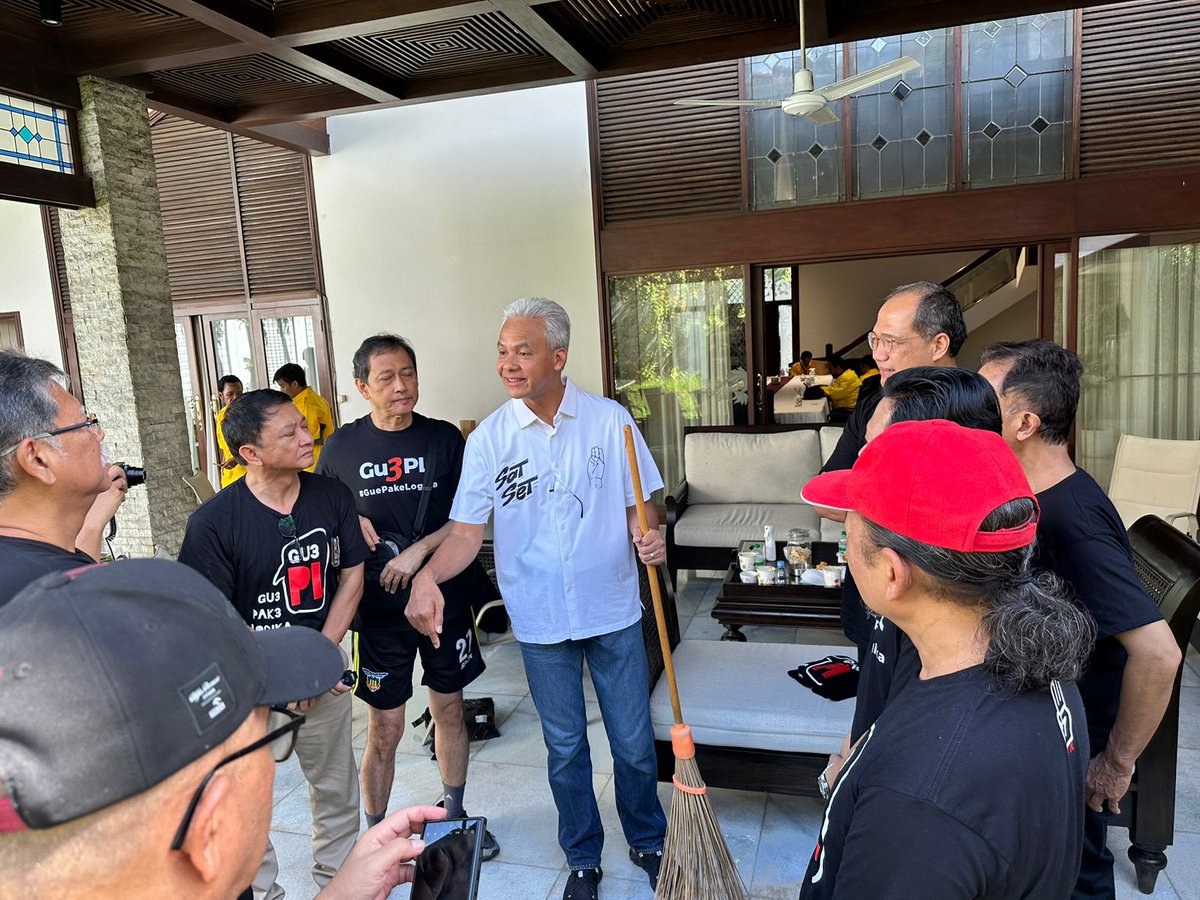 triwul82's tweet photo. Alumni Pangudi Luhur menyambangi kediaman Ganjar Pranowo di Jakarta, hari ini. Mereka membawa sapu lidi dan mengenakan kaus bertuliskan ‘Gu3 Pake Logika’.

Ternyata kedatangan para alumni ini khusus untuk menemui calon presiden (Capres) 03. Mereka menyatakan siap mendukung dan memenangkan Ganjar pada pilpres 2024. Mereka juga membawa sapu lidi yang diberikan khusus kepada Ganjar.

Alasan mendukung Ganjar, lanjut Wiryawan, karena masih berpikiran waras. Alumni Pangudi Luhur masih memiliki kewarasan untuk memilih pemimpin yang terbaik.

Pihaknya memberikan cindera mata sapu lidi ke Ganjar bukan tanpa alasan. Sapu lidi itu menjadi simbol untuk membersihkan segala macam kotoran yang mengotori pemerintahan saat ini.

#GanjarMahfud2024 #GanjarMahfudM3nang
#L3bihbaik