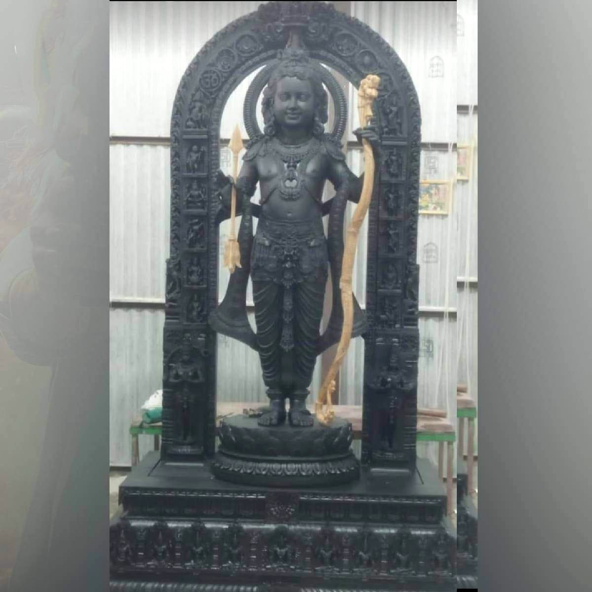 SatishKumarJa16's tweet photo. Witness the time sight of Prabhu ram lalla murti in mandir's garbh griha.the idol of ram lalla is crafted from black stone, portraying a five year old bhagawan Ram in standing posture.
#JaiShreeRam ,#AyodhaRamMandir ,#AyodhyaJanmBhoomi ,#RamMandirPranPratishta 
Jai shree ram 🙏🚩 https://t.co/NR94baTuWB