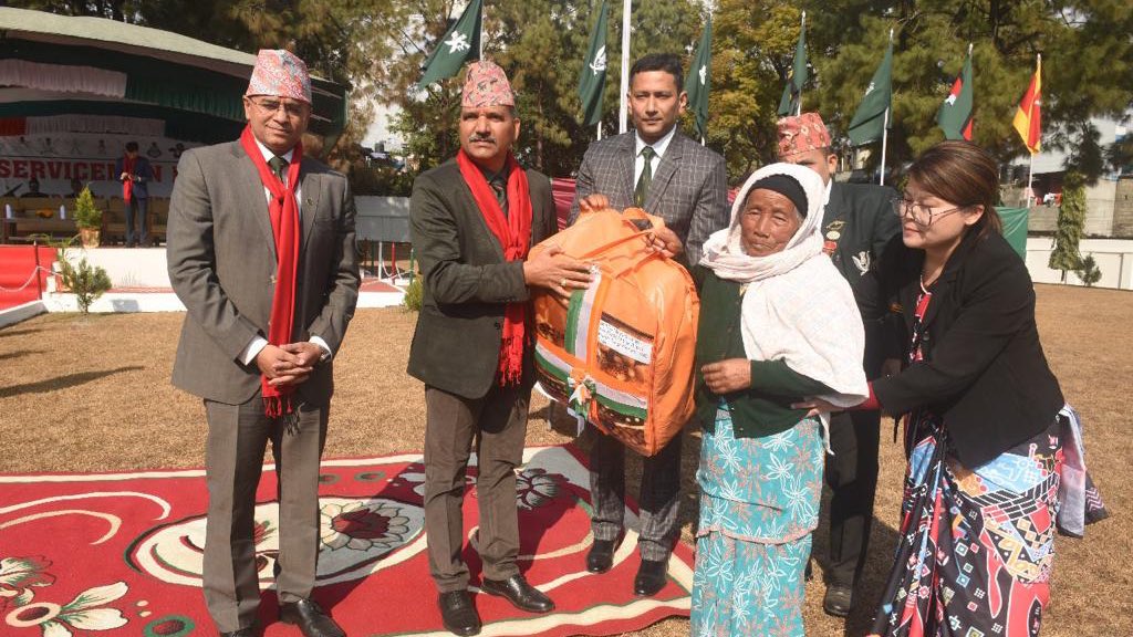 Continuing his visit at #Nepal, Lt Gen AK Singh, President #GorkhaBrigade addressed 3000 #GorkhaVeterans, VeerNaris, widows & dependants at a Rally in Pokhara. He highlighted key welfare issues & honoured Veer Naaris & Gallantry Awardees #NepalIndiaRelations @adgpi