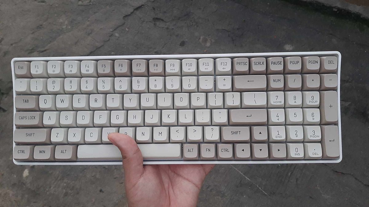 imno4ngel's tweet photo. wts lfb aigoo keyboard

aigoo A100 (dual mode) 
wired/2.4ghz (wireless)  
modified to sound smooth (preference)
1500 php (firm price, non-nego)

helping a friend pambayad thesis T.T https://t.co/vw830A27xv