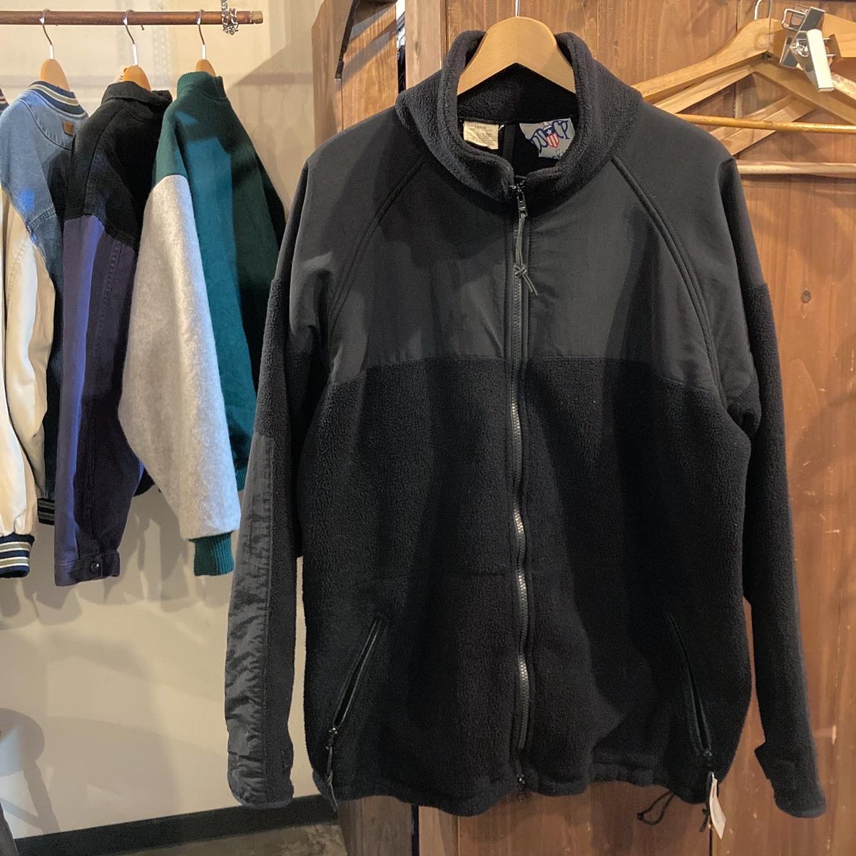 sunflower20107's tweet image. -
U.S.ミリタリー  ECWCS GEN2 フリースジャケット
sizeL表記 7,990円
-
こちらも状態までこだわると中々入荷の少ないアイテムです！
シンプルで使いやすく保温性も抜群👍
-
#ECWCS  #甲府 #山梨 #Sunflower #山梨古着屋 #古着屋Sunflower #古着屋 #USA #Vintage #OLD #Mensvintage #Ladiesvintage