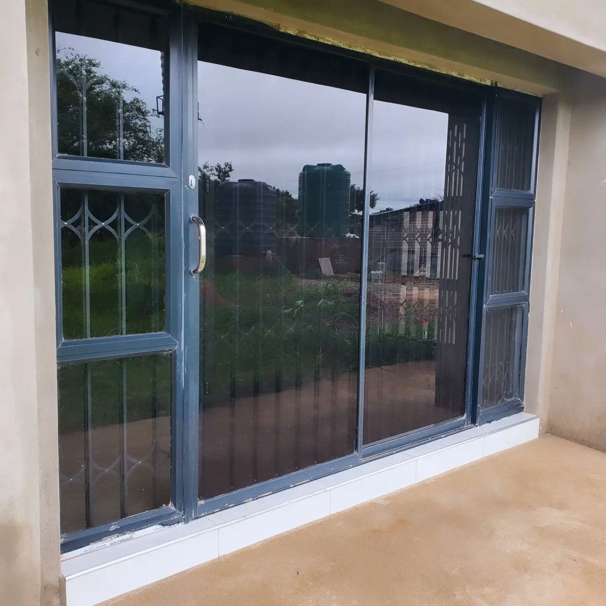margchash's tweet photo. Affording our clients the opportunity to choose suitable desings for aluminium patio sliding doors for their properties, with an open mind towards customisation.

@margchash
#affordablealuminium 
#aluminiumandglass 
#shopfitting 
#shopfittingzim 

+263 783 574 677 https://t.co/z1o40rGdQg