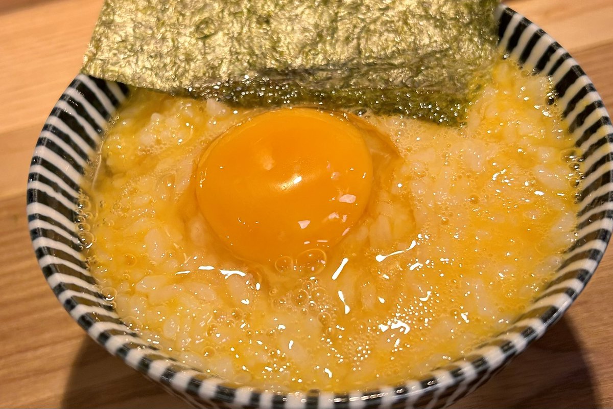 gourmet_nagoya's tweet photo. 名古屋駅西の『雷杏』は卓上の生卵と海苔を使い放題で味わえるラーメン屋さん。

「貝ダシ中華そば」は貝の旨味が詰まったじんわりする美味しさでレモンの酸味も素敵なアクセント

銀しゃりご飯に生卵をたっぷり合わせる贅沢卵かけご飯をシメにいただくのがオススメです！ https://t.co/zIvNUAZWpl