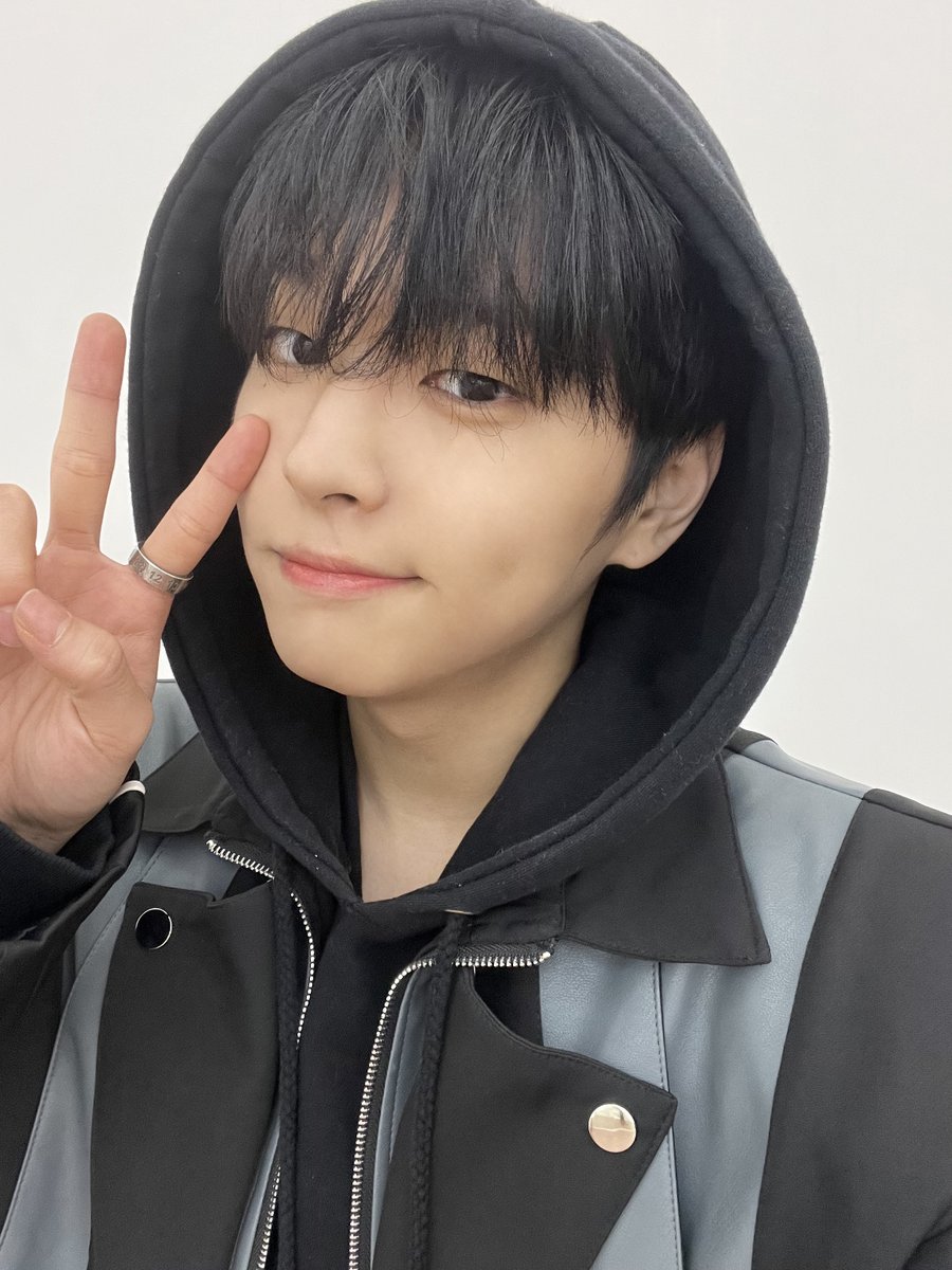 GHOST9OFFICIAL's tweet photo. 밖에서 찍고 싶었는데.. 비가 주르르르륵

#LEEKANGSUNG #이강성 https://t.co/HeM4ReiGZR