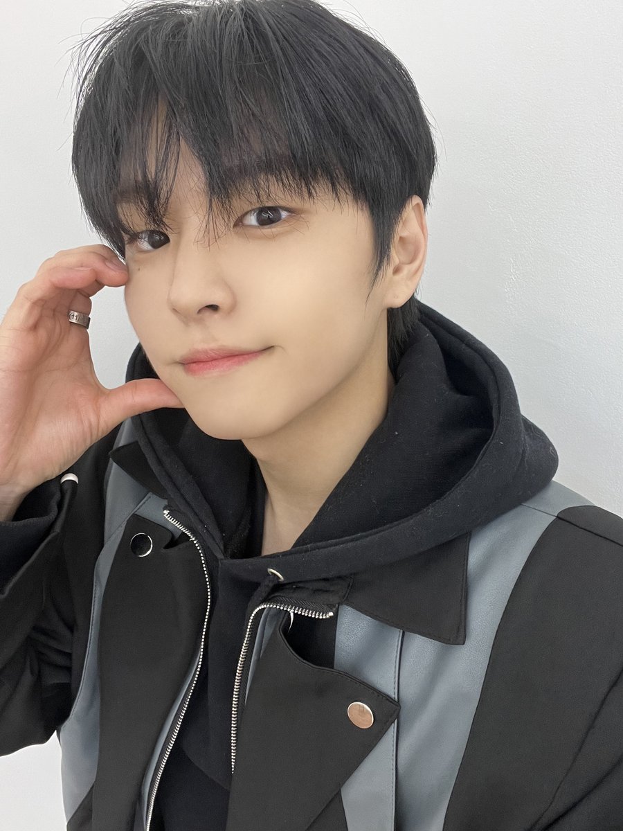 GHOST9OFFICIAL's tweet photo. 밖에서 찍고 싶었는데.. 비가 주르르르륵

#LEEKANGSUNG #이강성 https://t.co/HeM4ReiGZR