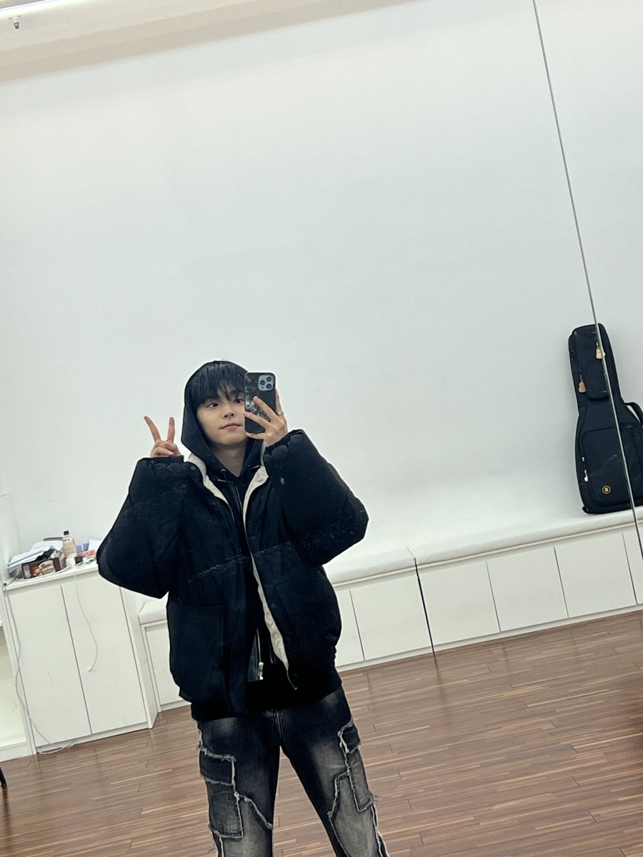 GHOST9OFFICIAL's tweet photo. 밖에서 찍고 싶었는데.. 비가 주르르르륵

#LEEKANGSUNG #이강성 https://t.co/HeM4ReiGZR