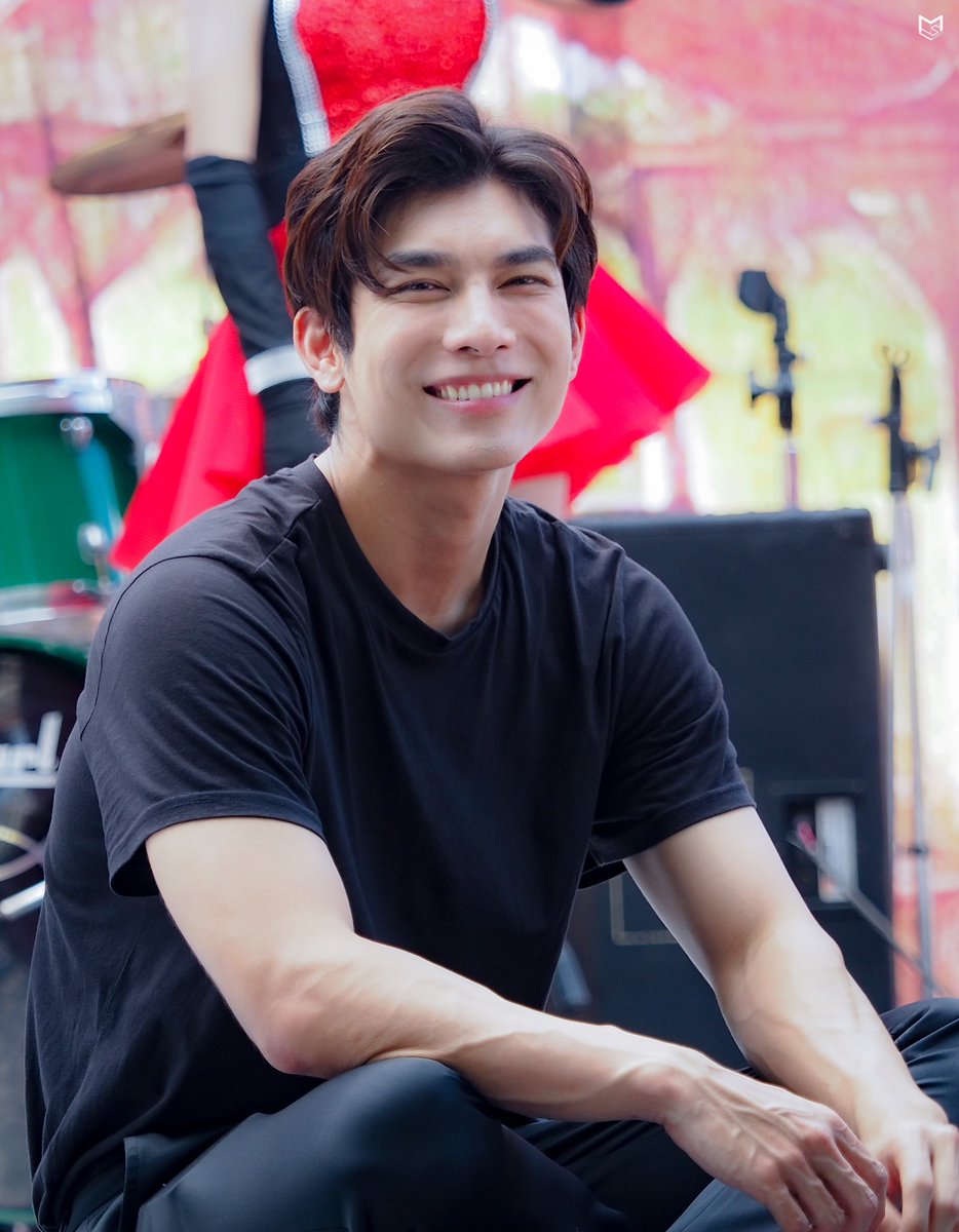 MewsuppasitTH's tweet photo. พาพี่คล้าวมาส่งรอยยิ้มพิมพ์ใจยามเย็นให้ทุกคนนะคะ 😁🥰  
 
@MSuppasit  
#MewSuppasit  
#มิวศุภศิษฏ์ ︎︎︎︎ https://t.co/VwwEbWor2t