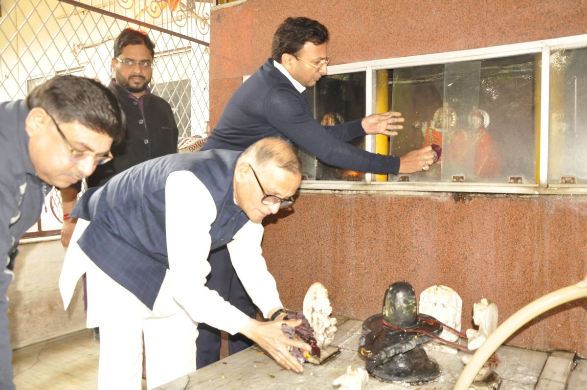 KamalSandesh's tweet photo. भाजपा #SwachhTeerth अभियान के अन्तर्गत आज कमल संदेश परिसर में  स्थिति मंदिर में स्वच्छता अभियान चलाया गया। इस अवसर पर @v_shrivsatish जी, डॉ. @shivshaktibjp, @visshnumittal के साथ @KamalSandesh एवं @PPRCIndia परिवार के सभी सदस्यगण उपस्थित थे।
#SwachhTeerth #BjpSwachhTeerth https://t.co/Y5vQSJA18U