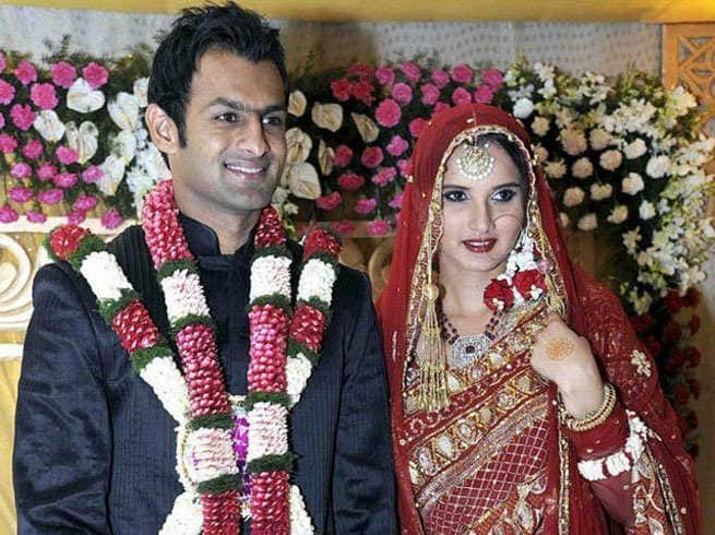 Malok_Shoujaat's tweet photo. Why are "Feminists" only targeting a "MAN" for cheating, why not the same rule for that "WOMAN" who also cheated with her husband? 

Why are double standards? Munafiqo ~ منافقو?

#ShoaibMalik | #SanaJaved | #UmairJaswal | #SaniaMirza https://t.co/XNzLSgjKW8
