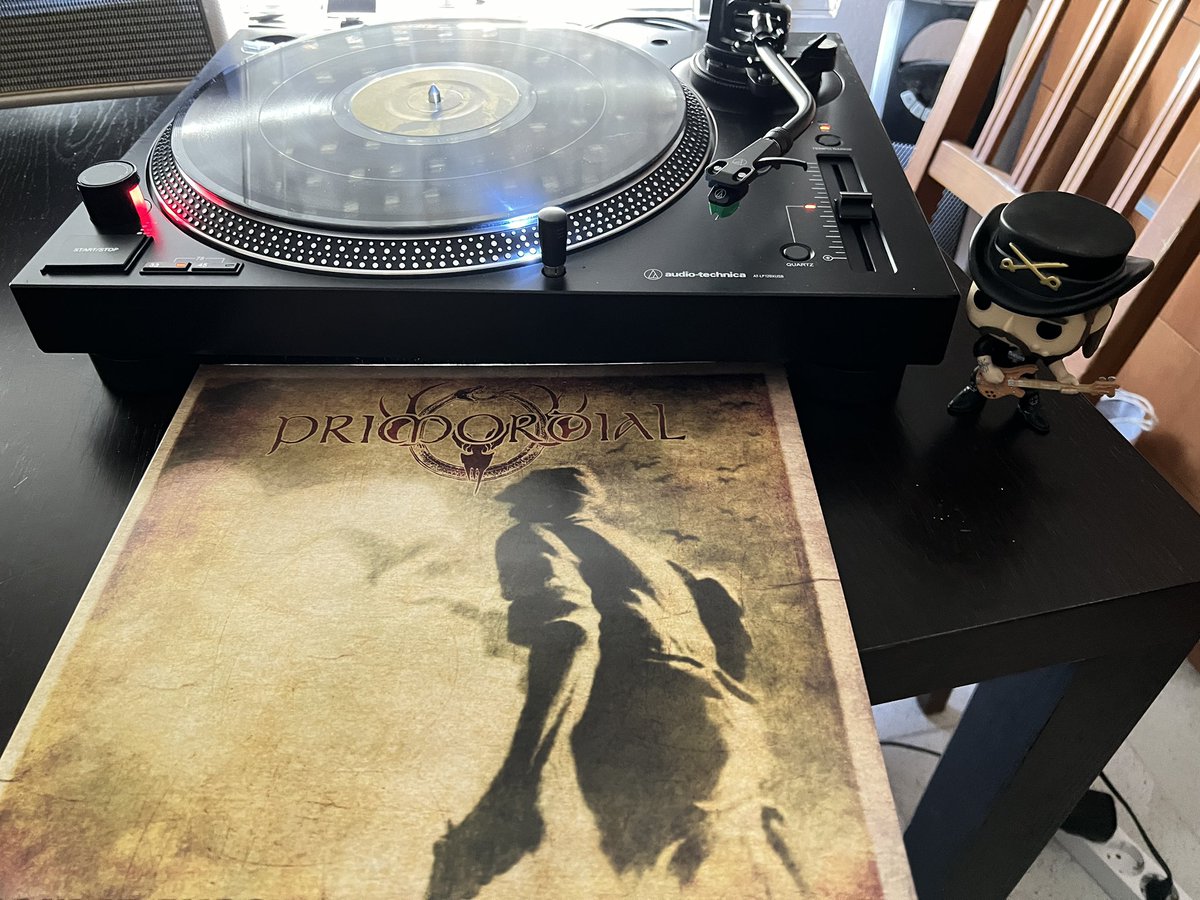 frikihell's tweet image. Mañana de escuchar vinilos. Bajo la vigilancia de Lemmy 🥹 #Primordial #HowItEnds