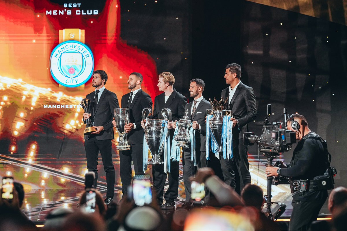 Pleasure to be present in the Dubai Globe Soccer Awards last night. Special night for the Club @mancity 🩵