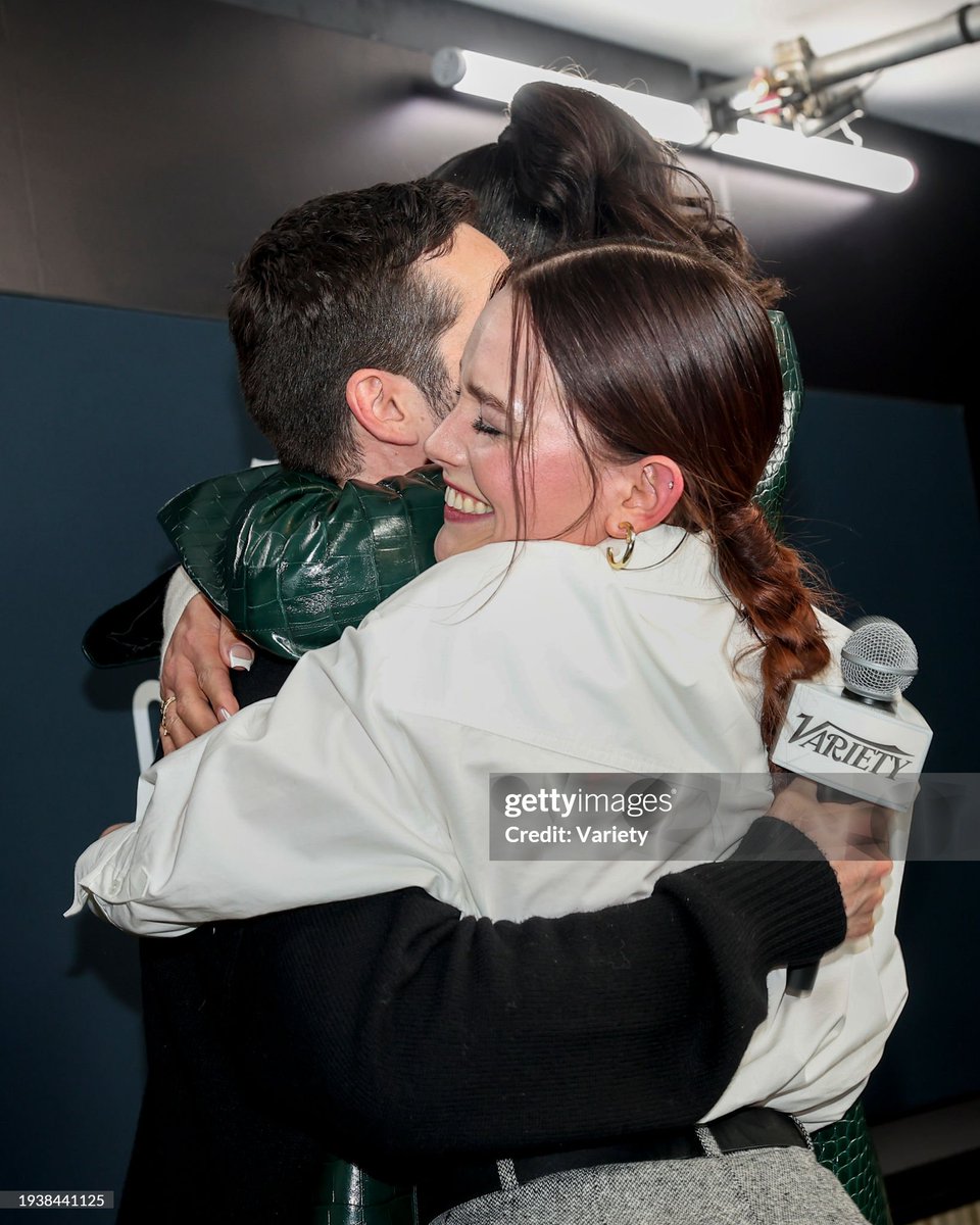 midiaDYOBR's tweet photo. ESSA AMIZADE! 🥺❤

Dylan com River Gallo e Victoria Pedretti na Variety &amp; Golden Globes party realizada no festival de cinema Sundance. https://t.co/M8bm9mLkaD