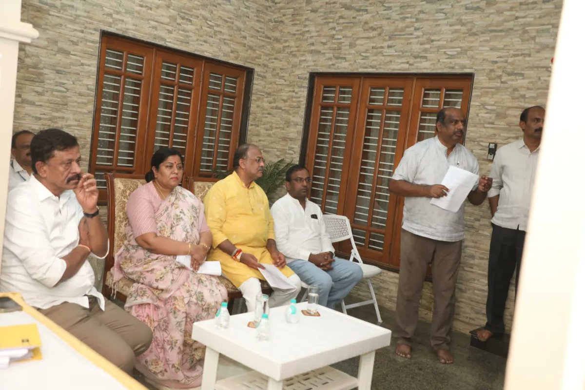 MALimbavali's tweet photo. Today, held a meeting with the owners of private properties and the concerned officials regarding the widening of the Panathur 'S' cross road in Mahadevapura Assembly Constituency. 
1/5 https://t.co/rB3jbsQwa3