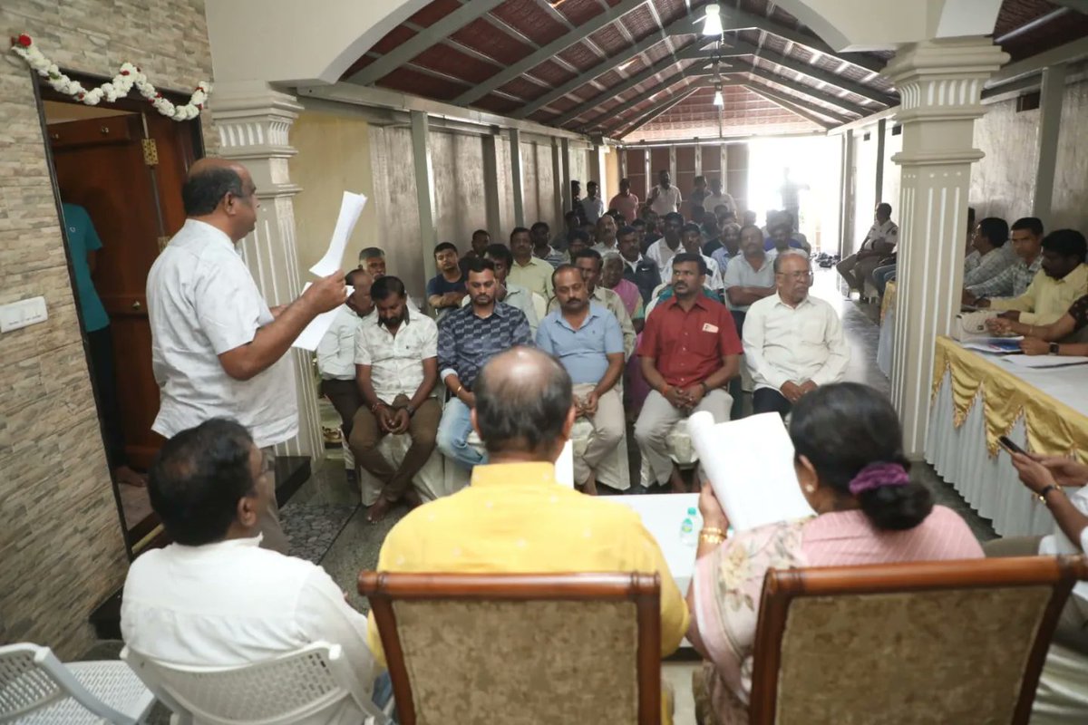 MALimbavali's tweet photo. Today, held a meeting with the owners of private properties and the concerned officials regarding the widening of the Panathur 'S' cross road in Mahadevapura Assembly Constituency. 
1/5 https://t.co/rB3jbsQwa3