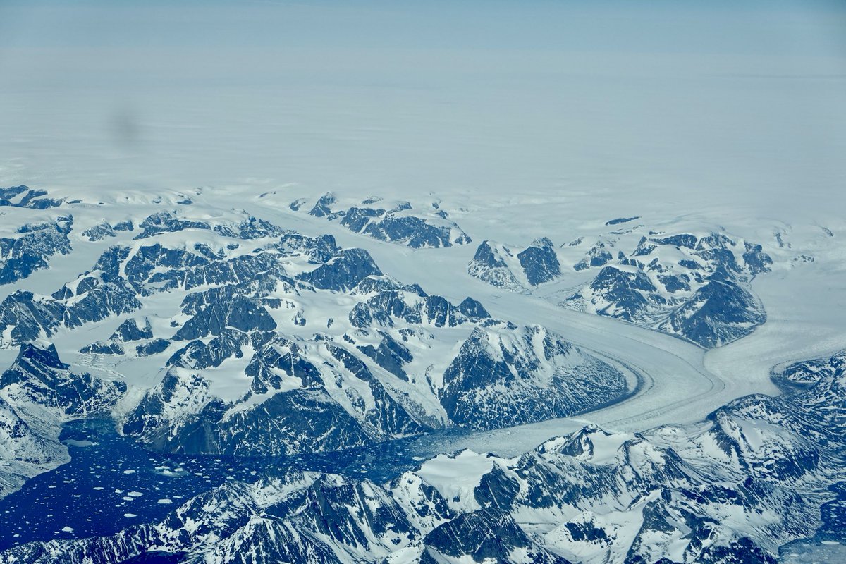 DaveWallsworth's tweet photo. Hoping we get some views of Greenland as good as these later today. If we do, I’ll post some more later. Going somewhere I don’t often fly to today but teaming up with someone I’ve flown with a lot in the past so it will be fun 😄✈️ #flyingphotooftheday #viewfromtheflightdeck https://t.co/aEy0GFKAFG
