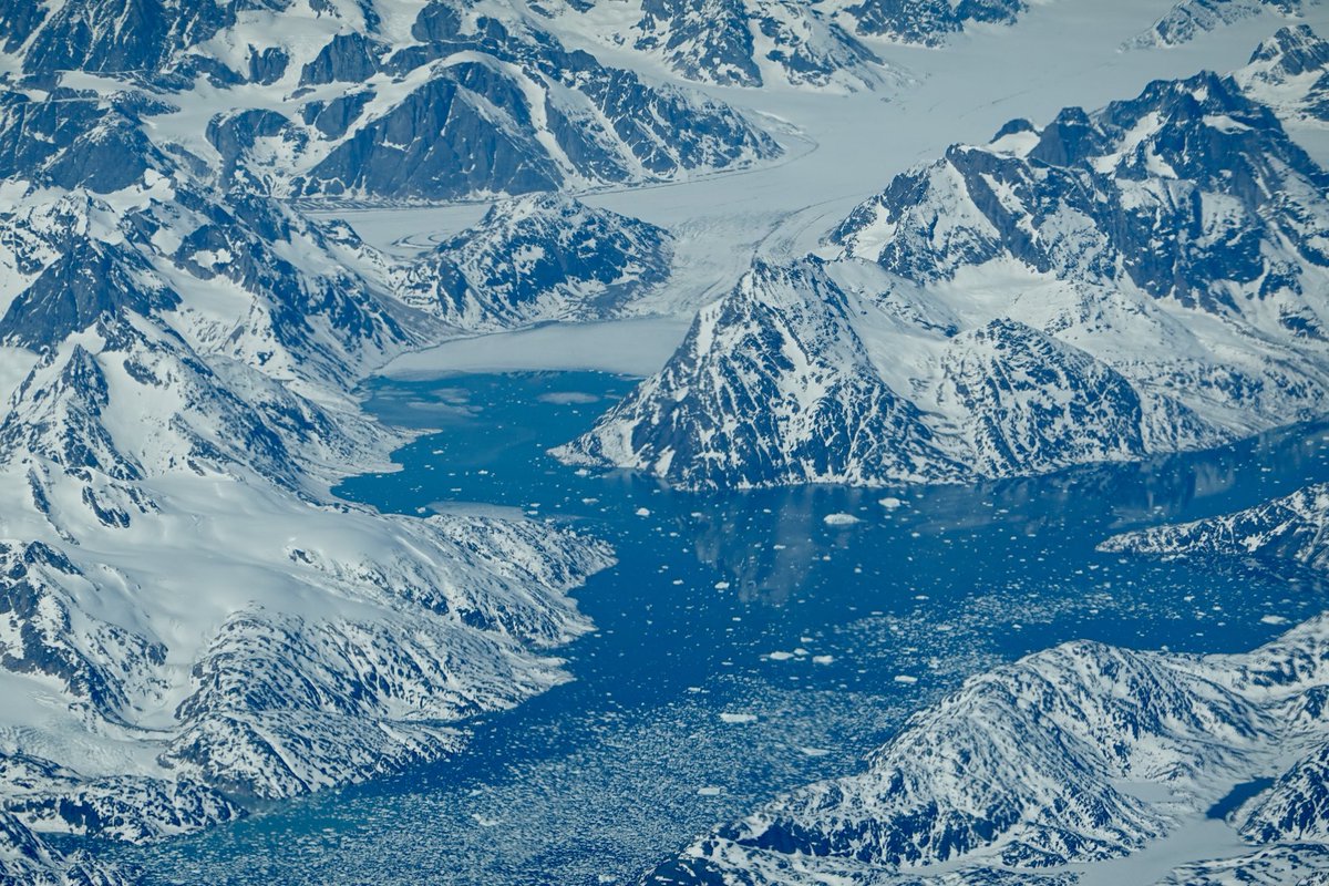 DaveWallsworth's tweet photo. Hoping we get some views of Greenland as good as these later today. If we do, I’ll post some more later. Going somewhere I don’t often fly to today but teaming up with someone I’ve flown with a lot in the past so it will be fun 😄✈️ #flyingphotooftheday #viewfromtheflightdeck https://t.co/aEy0GFKAFG