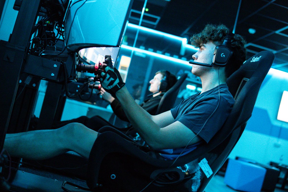 #Daytona24 - Familiar faces &amp; new ones too... 📸

Our boys from the <a href="/apexracingsim/">Apex Racing Simulators</a> Sim Centre are ready to race! 💨

#apexracingteam #iracing #vcoesports