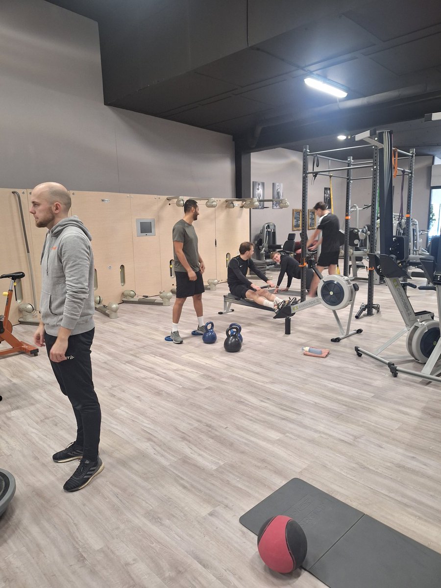 zatAlcides1's tweet photo. Aangezien onze competitiewedstrijd en schaduwwedstrijd niet door kunnen gaan. Hebben we een intensieve training onder leiding van @jarimooij https://t.co/JVzDeg5igJ