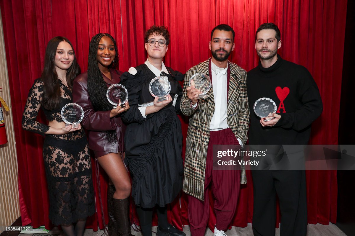 midiaDYOBR's tweet photo. Dylan com Normani, Maddie Ziegler, Jane Schoenbrun e Justice Smith na Variety &amp; Golden Globes party realizada no festival de cinema Sundance. https://t.co/NxvwFYOz6N