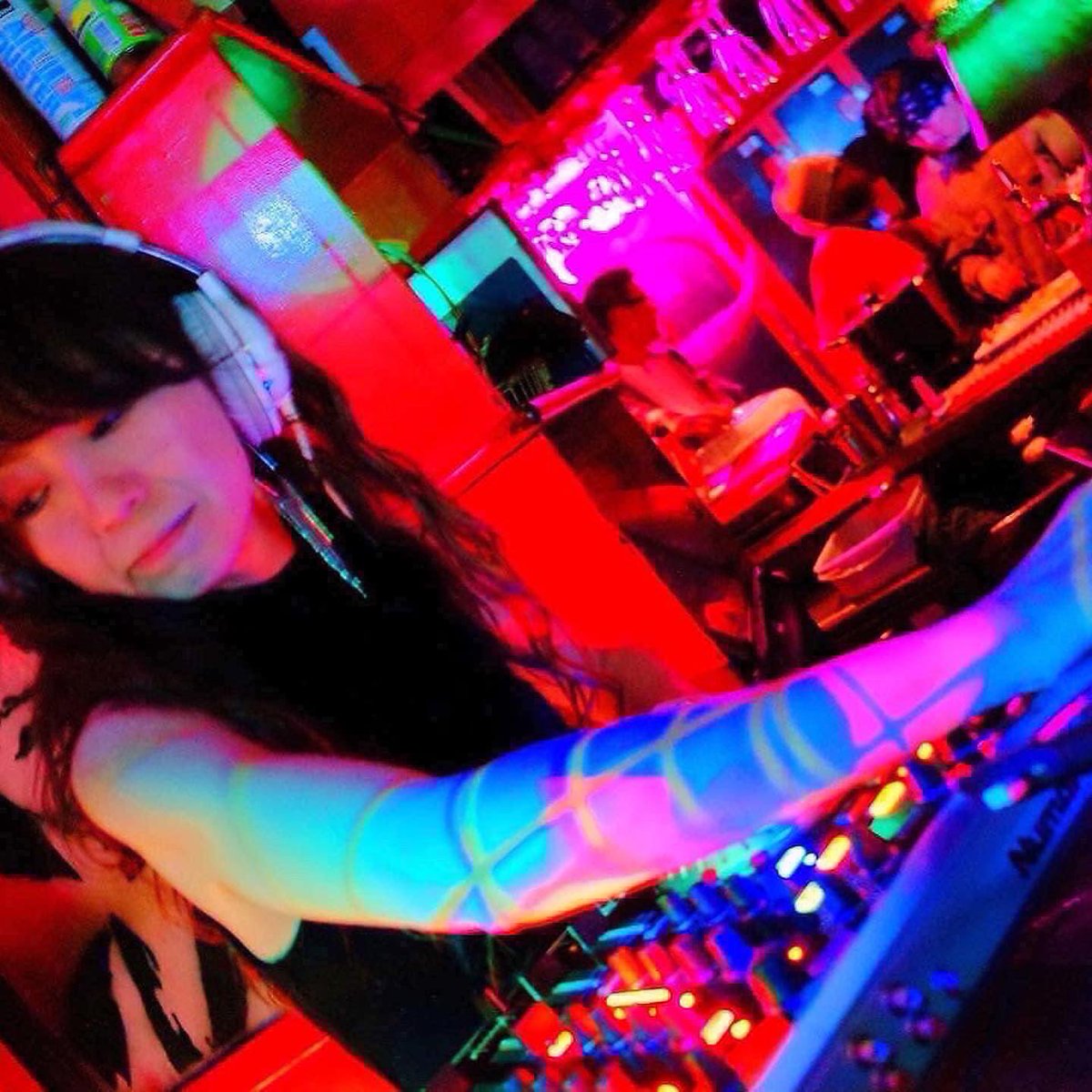 YUs3JAP's tweet photo. 始まってますよぉ〜‼️
大人たちのサーファーDISCO
【70's80'sSOUL DISCO NITE】@SoundBarJAP
#djcathereeen #誕生日 #名古屋ディスコ #soundbarjap #70年代80年代 #soulディスコ #サーファーディスコ #サウンドバーjap #djdaisuke #djhata3 #djjun #深夜0時まで #ディスコ文化 https://t.co/zXMnqQ7MJI