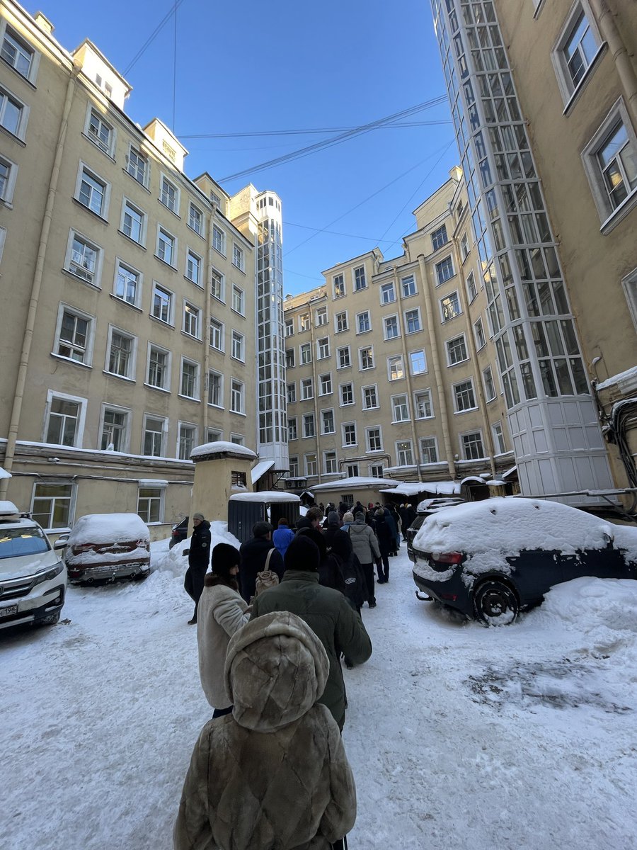 N_Romanova_'s tweet photo. Стою в очереди на Фонтанке, поставить подпись за Надеждина, людей очень много. Выходит сотрудник штаба, и говорит, что часть людей может пойти на другие точки, которые недалеко, чтобы не мёрзнуть тут. 
Чел из очереди: 
- Ну, мы 24 года ждали, ещё часик как-нибудь подождём) https://t.co/HlB3Zk3IeT