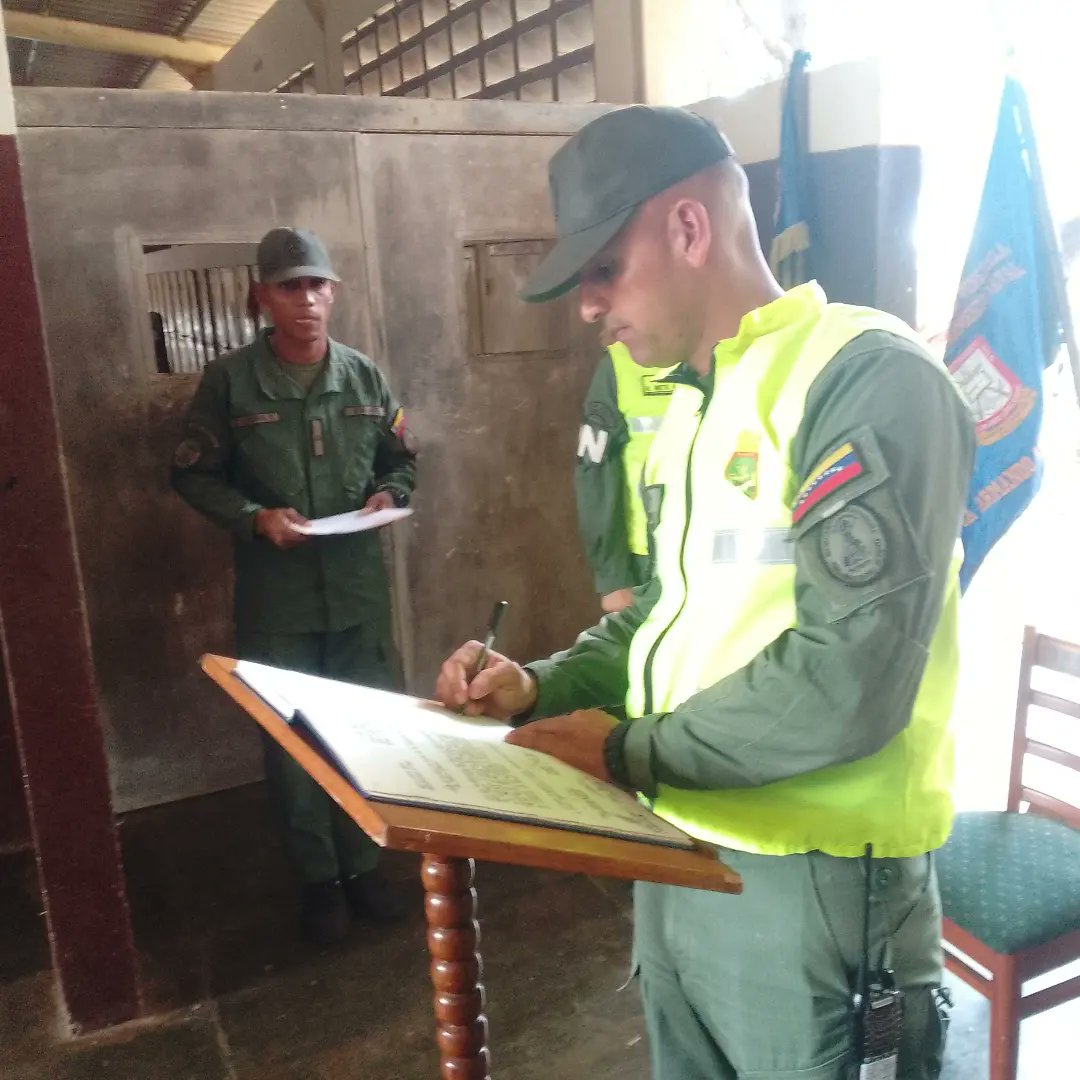 En la sede de la Escuela de Policía Naval Núcleo Sucre 🚔🚨 Se efectuó Acto de Entrega de Cargo de la Dirección de esta casa de estudio. DISCIPLINA, LEY Y ORDEN