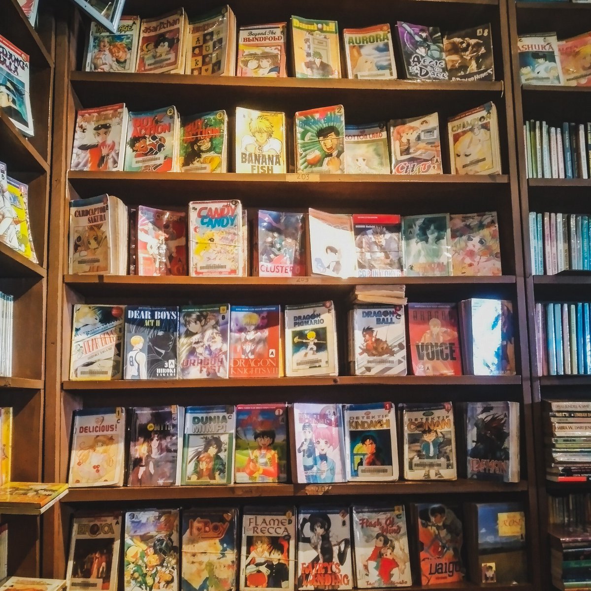 kumachronicle's tweet photo. 📚 Rekomendasi tempat baca di Bandung
Kalau pengin ke tempat baca yg bikin nostalgia, kamu harus ke Taman Bacaan Hendra! Ini rumah baca tertua di Bandung yg udah berdiri sejak 1967. Pas ke sana aku berasa ogah pulang karena banyak koleksi buku langka. Rasanya mau baca semua! 🤣 https://t.co/WGhHLBWqnk