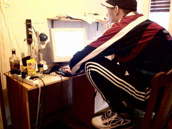 This is how I sit at my computer when I'm about to read a stressful email. https://t.co/9OeeyEIUaP