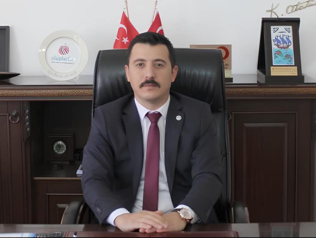 VATAN EVLADI KAYMAKAM 👏🇹🇷

Diyarbakır’ın Kulp ilçesi Kaymakamı Burak Akeller, Cuma namazı için Bahçelievler Camii’ne gitti.

Cami imamı hutbe sırasında şehitlerle ve terör saldırısıyla ilgili cümleleri atlayıp doğru okumayınca kaymakam  "Hoca doğru oku" diyerek imama rica etti.