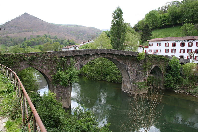 MonumentumFr's tweet photo. Pont Noblia sur la Nive à #Bidarray (#PyrénéesAtlantiques) Le pont, lié à l'existence dès le XIIe siècle d'un prieuré dépendant, sur un des chemins de pèlerinage, de l'abbaye de Roncevaux, remonte au XIVe siècl...
Suite 👉 https://t.co/hIMe2TtjH1
#Patrimoine #MonumentHistorique https://t.co/QnU993tQjz